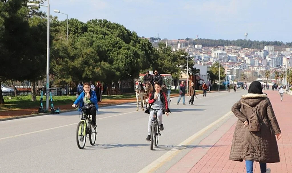 Samsun'da Sıcaklıklar 12 Derece Birden Yükseldi Sahil ve Parklar Şenlendi