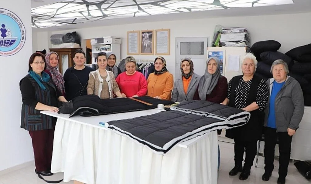 Samsun'da Usta Öğreticiler Depremzedeler İçin Uyku Tulumu Dikiyor