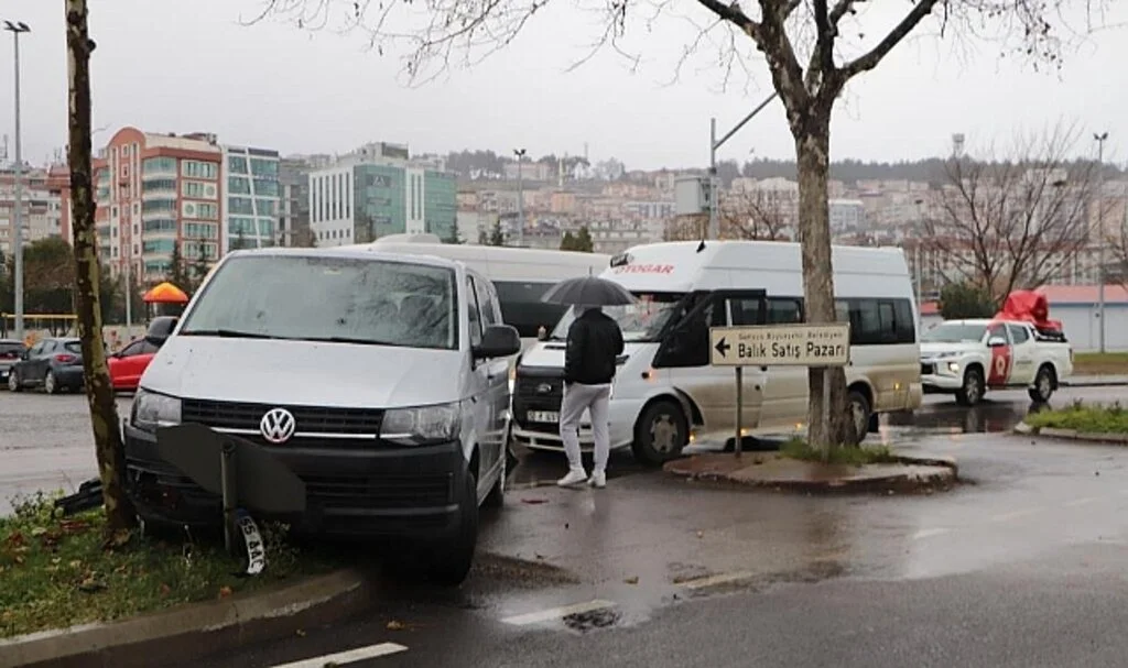 Samsun’da Yolcu Minibüsü ile Ticari Araç Çarpıştı: 1 Yaralı