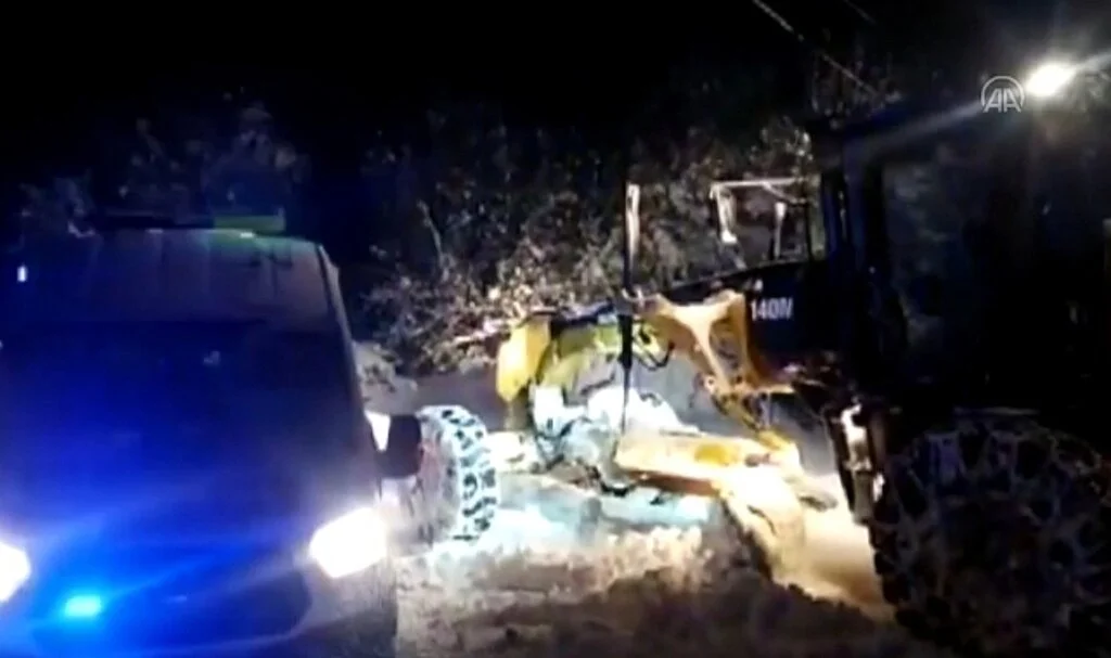 Samsun'da Yolu Kardan Kapanan Mahalledeki Hasta İçin Ekipler Seferber Oldu