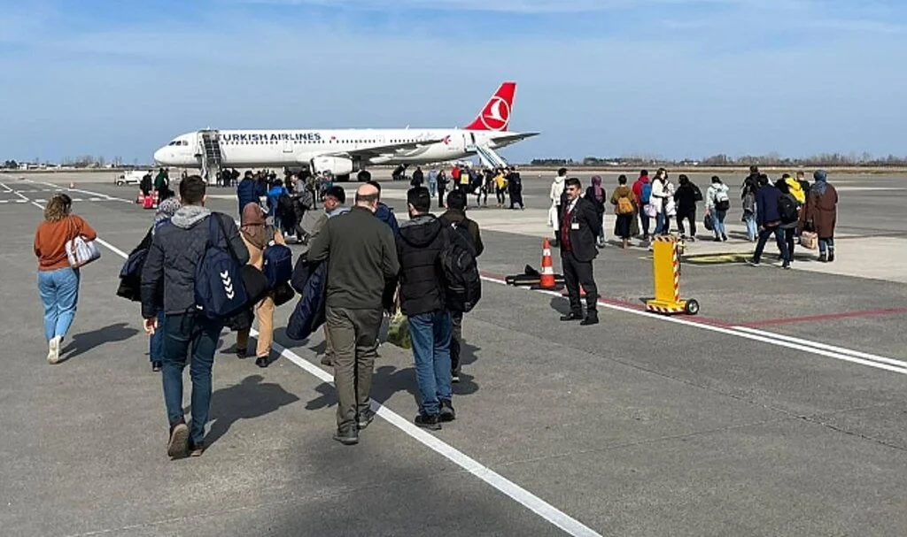 Samsun'dan deprem bölgesine 98 gönüllü sağlık çalışanı daha gitti