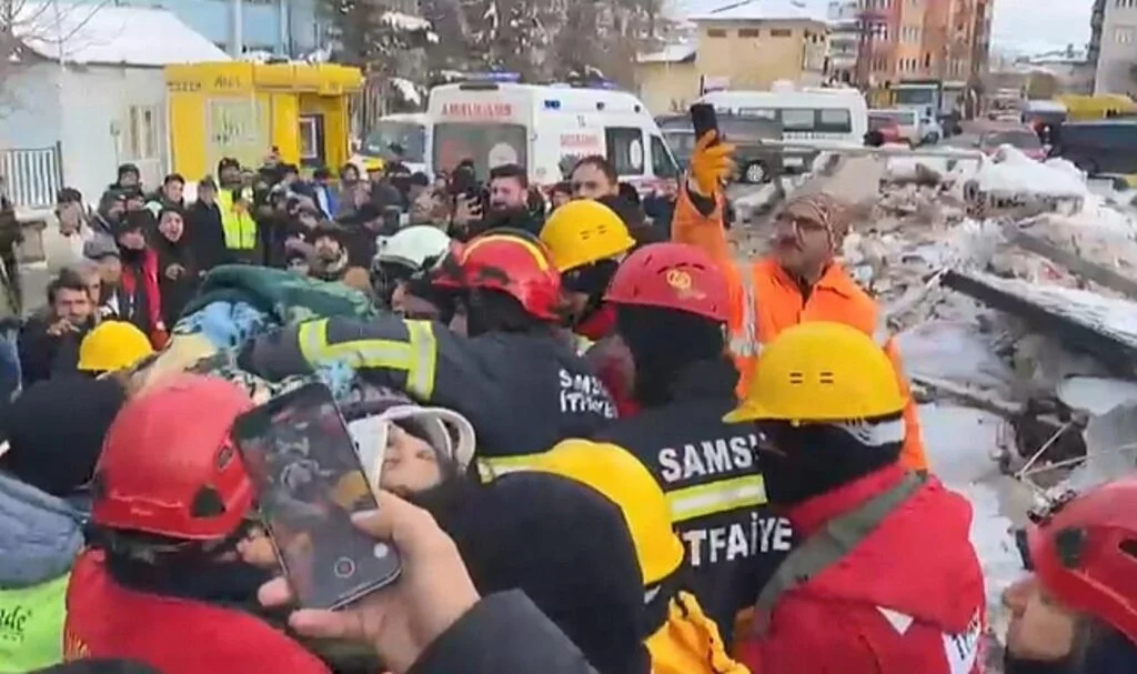 Samsun İtfaiyesi 38 Yaşındaki Kadını Enkazdan Sağ Çıkardı