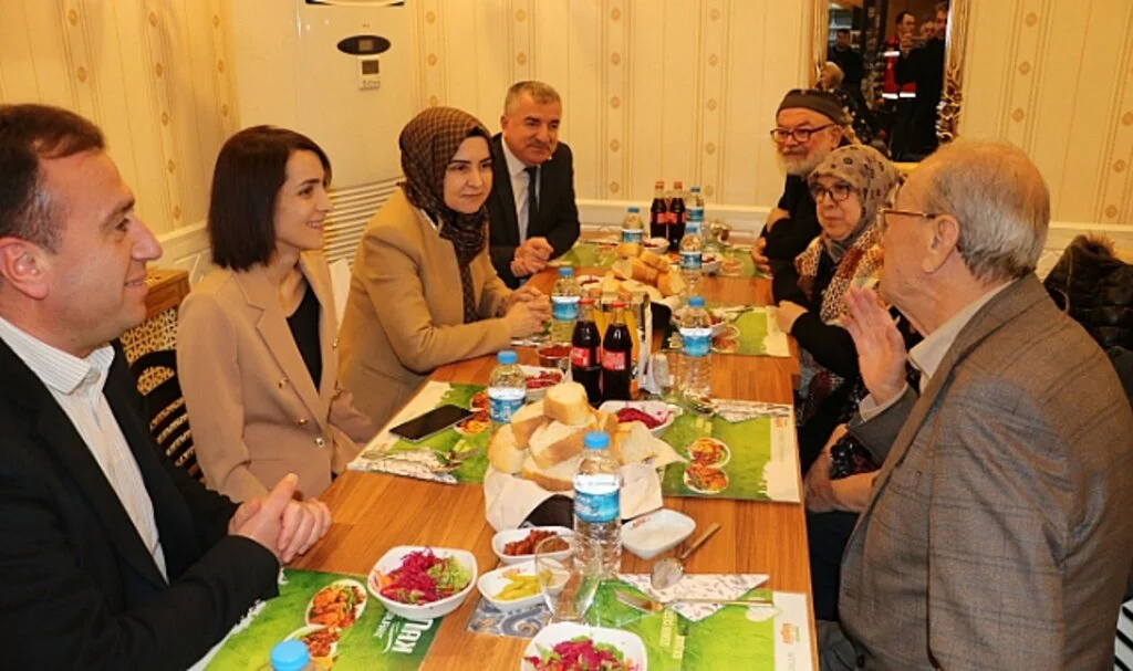 Samsun Valisi Dağlı'nın Eşi Nurgül Dağlı, Depremzedelerle Bir Araya Geldi