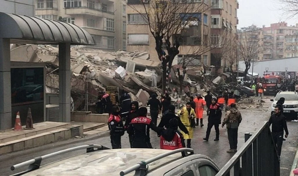 Şanlıurfa'da Hasar Gören Binanın Artçı Depremler Sırasında Yıkıldı