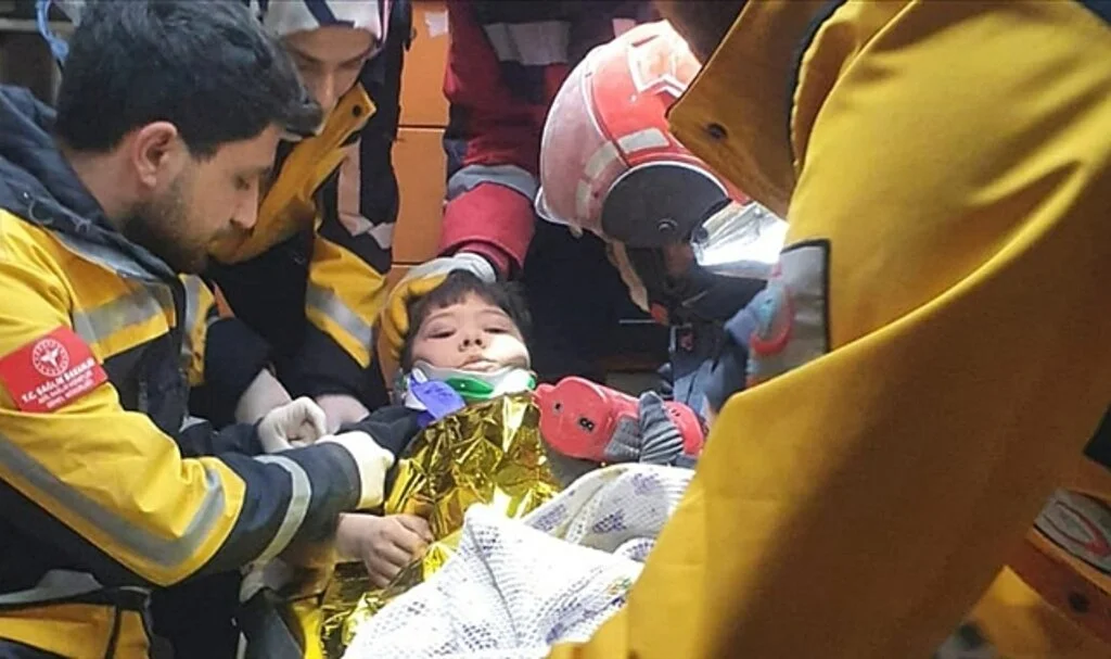 Şanlıurfa'da Yıkılan Binanın Enkazından 47 Saat Sonra Bir Çocuk Kurtarıldı