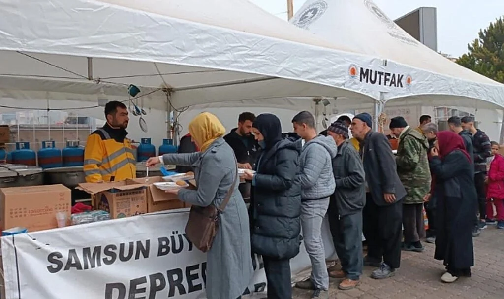 SBB Deprem Bölgesinde Sıcak Yemek Dağıtıyor 