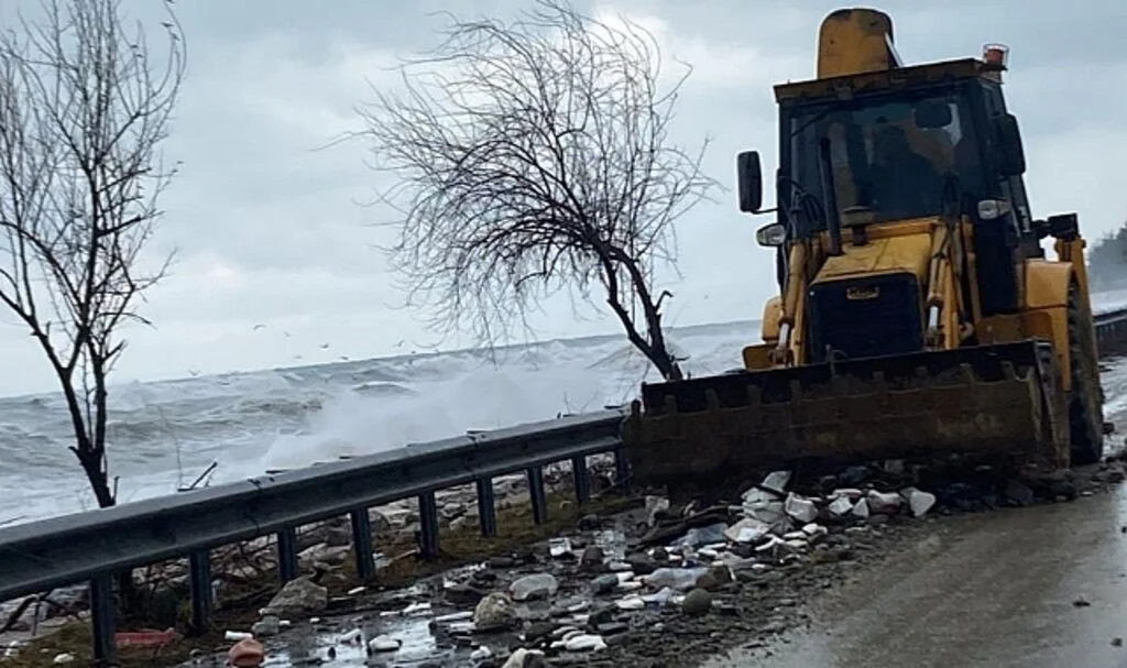 Sinop’ta 3 Metrelik Dev Dalgalar Yola Taştı