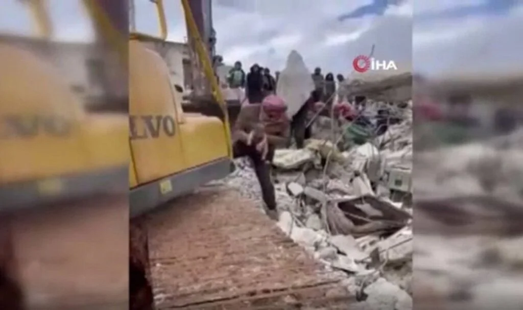 Suriye'de Enkaz Altında Doğum Yaptı