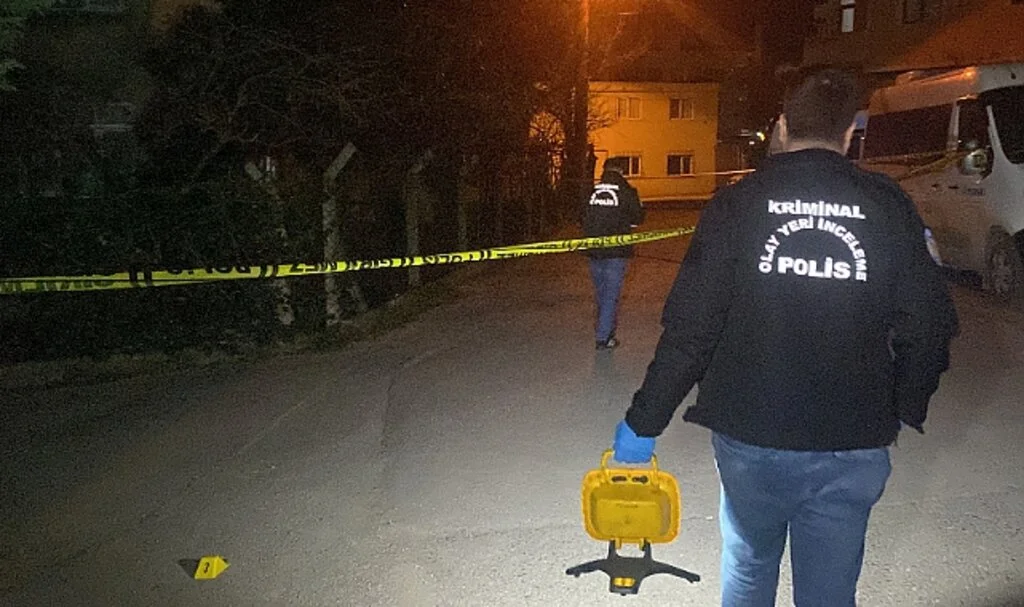 Tartıştığı Şahsı Sokak Ortasında Silahla Vurup Kaçtı