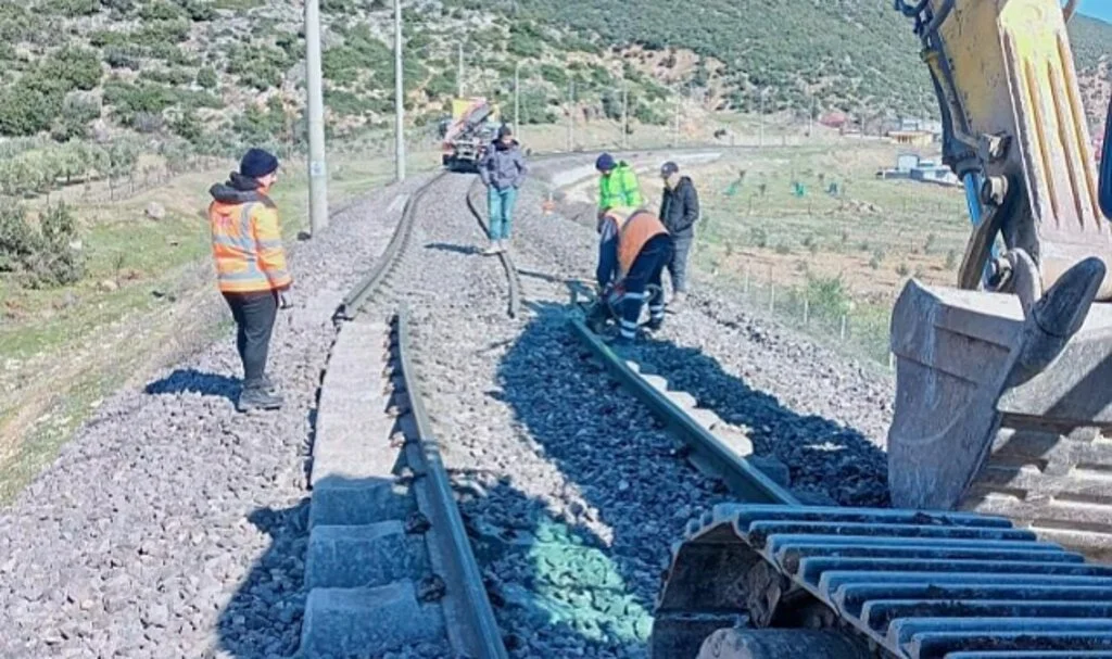 TCDD Deprem Bölgesinde Hasar Gören Tren Raylarını Onarım Çalışmalarını Tamamlıyor