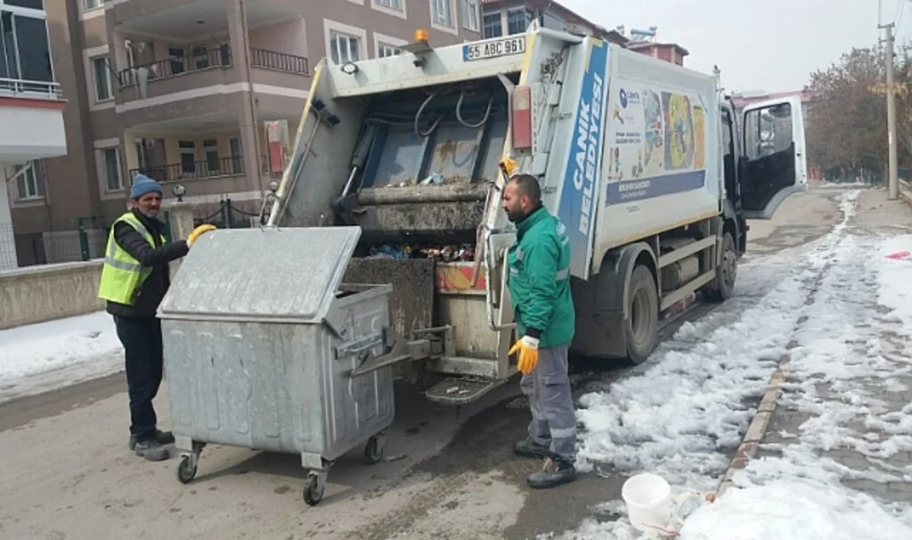 Temizlik ekipleri, deprem bölgesinde çalışmalarını sürdürüyor