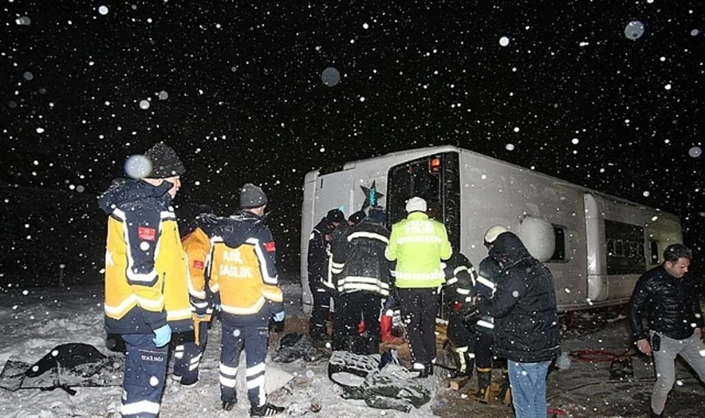 Tokat'ta Yolcu Otobüsünün Devrildi 1 Kişi Öldü, 15 Kişi Yaralandı
