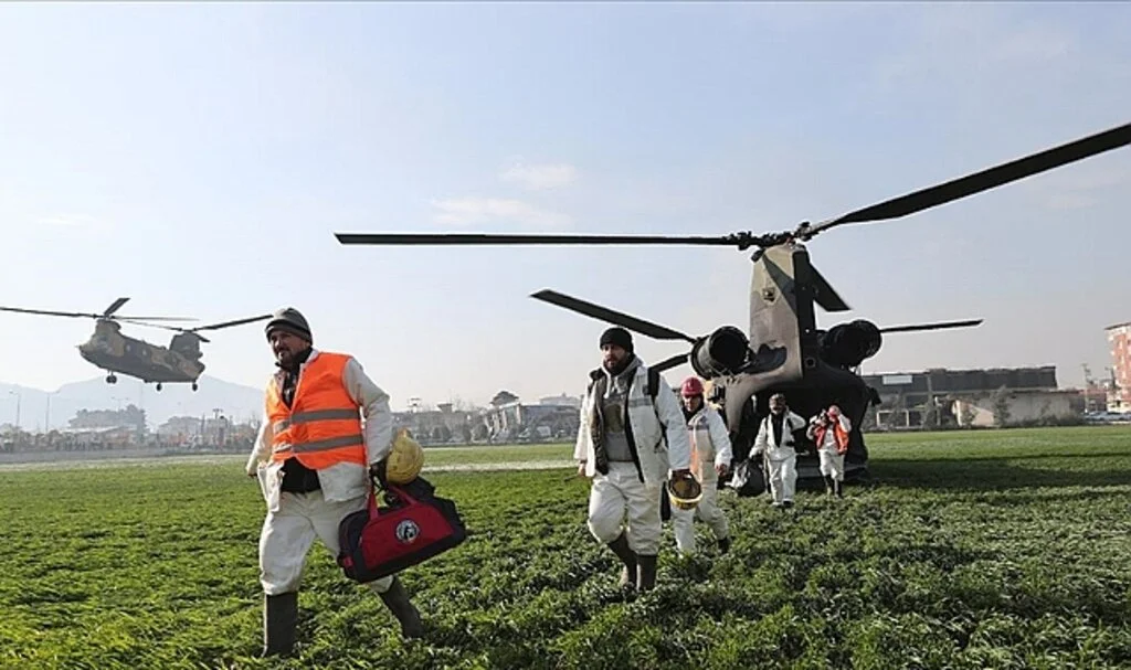 TSK'nın "Uçan Kaleleri" Deprem Bölgelerine Personel ve Malzeme Taşıyor