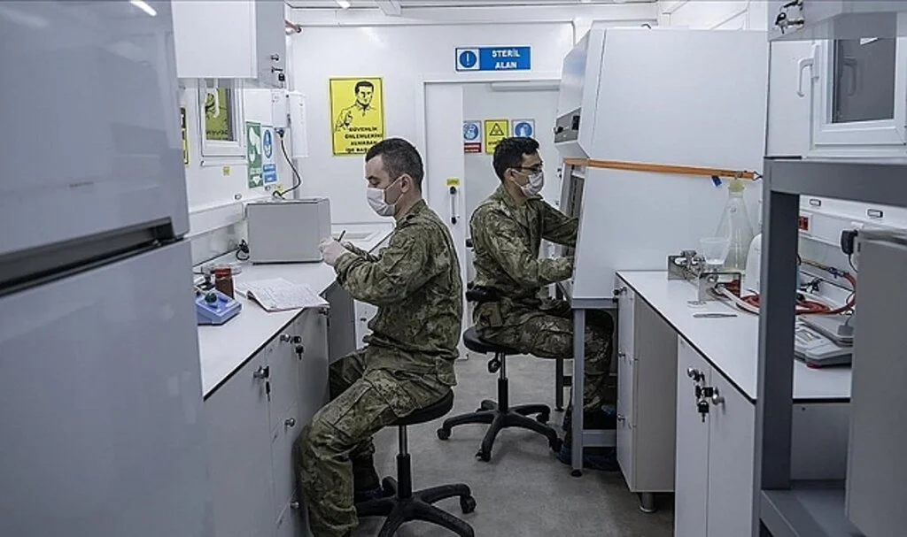 Türk Silahlı Kuvvetlerinin Mobil Laboratuvarları Halk Sağlığı İçin Deprem Bölgesinde
