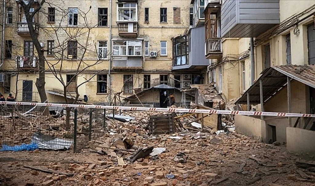 Ukrayna’da Füzenin Apartmana İsabet Etmesi Sonucu 3 Kişi Öldü, 8 Kişi Yaralandı