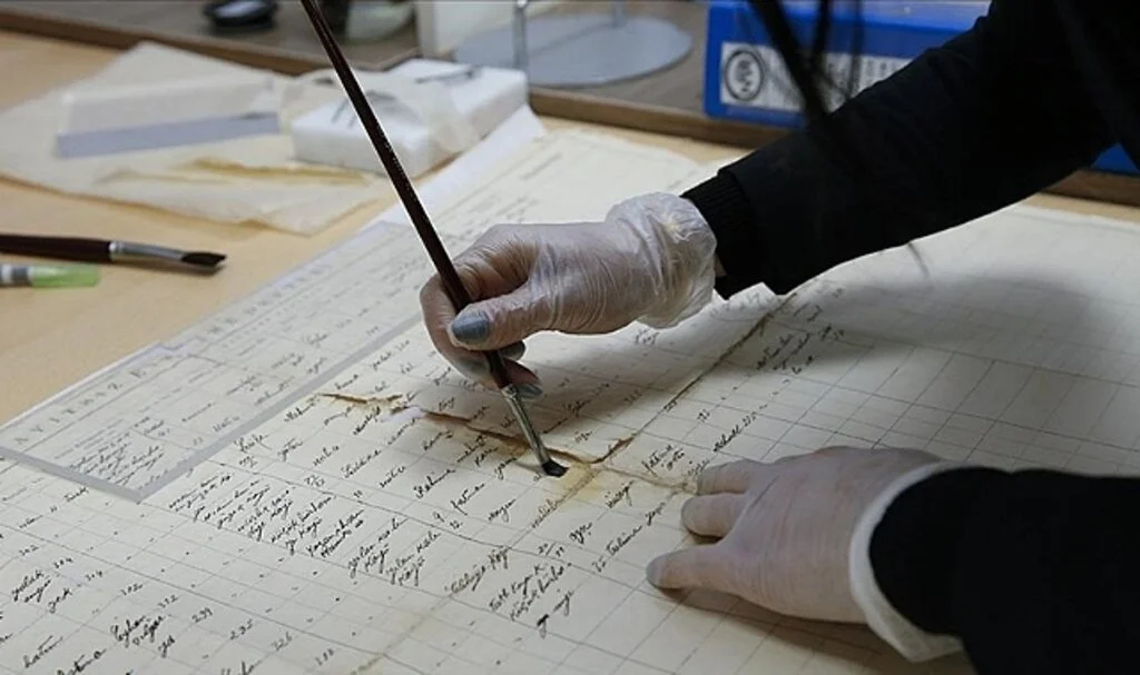 Yaklaşık 140 Yıllık Nüfus Belgelerini "Sarraf Titizliğiyle" Dijital Ortama Taşıyorlar
