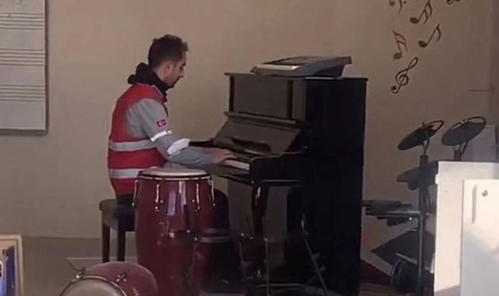 Yıkılan Binaların Arasında Piyano Sesleri Yükseldi