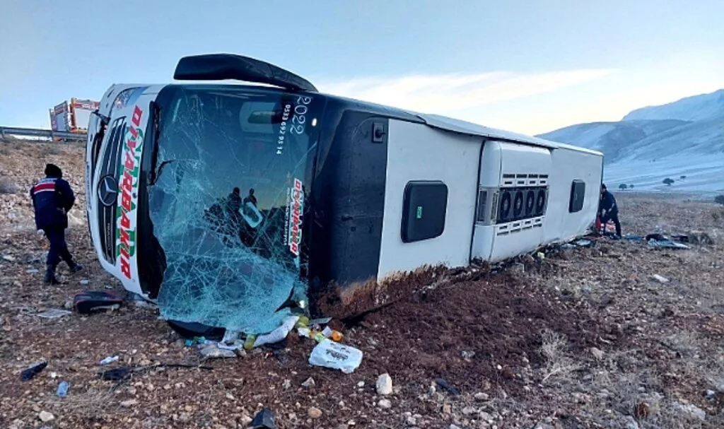 Yolcu Otobüsü Devrildi: 6 Ölü, 35 Yaralı