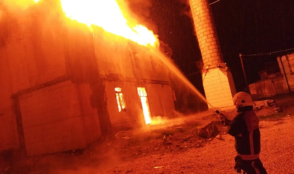  300 Yıllık Tarihi Cami Yanarak Kullanılmaz Hale Geldi