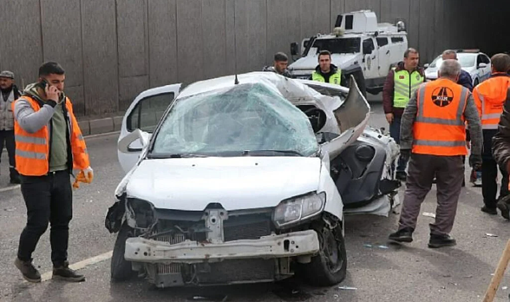 6 Araç Birbirine Girdi: 2 Ölü 2 Yaralı