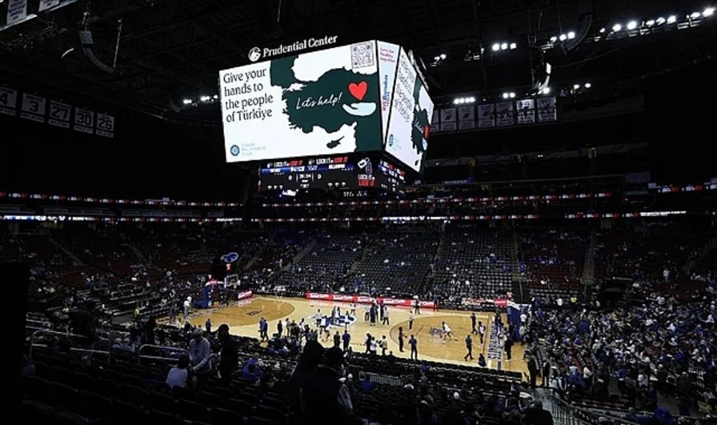 ABD'de Basketbol Maçında Türkiye'deki Depremzedeler İçin Yardım Düzenlendi
