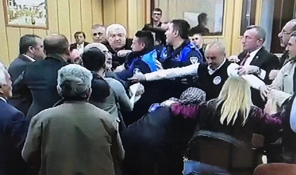 AK Parti’li Belediye Meclisinde Kavga: Zabıtalar Ayırdı