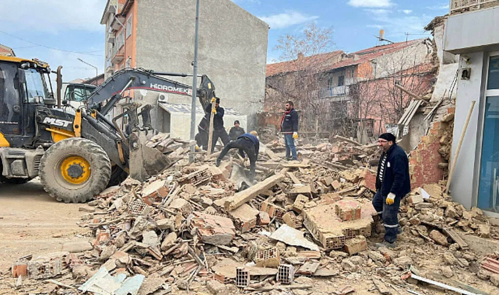 Altıntaş’ta Tehlike Arz Eden Metruk Binalar Yıkılıyor