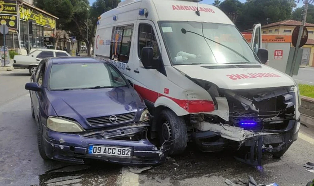 Ambulans ile Otomobil Çarpıştı: 1 Yaralı