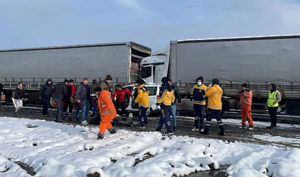 Anadolu Otoyolu'nun Bolu Kesiminde Zincirleme Kaza Ulaşımı Aksattı