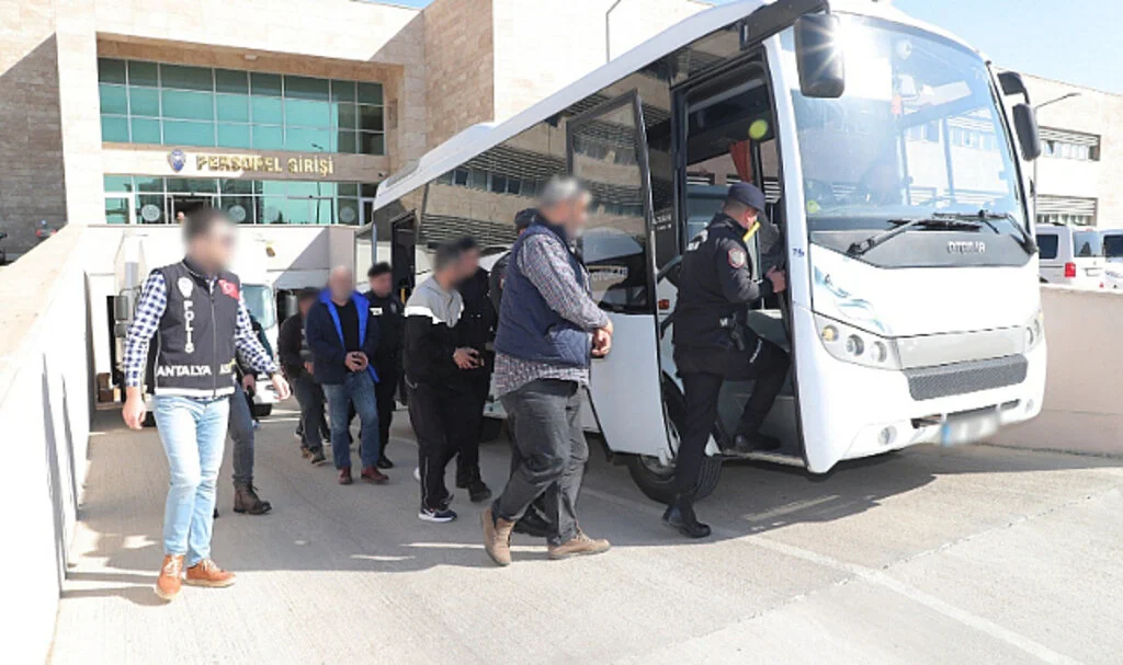  Antalya'da Eş Zamanlı Operasyonlarda Aranan 60 Şahıs Yakalandı