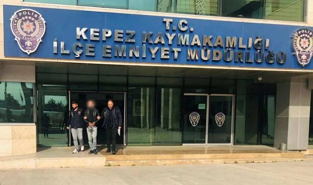 Antalya’da gasptan 37 yıl kesinleşmiş hapis suçuyla aranan firari yakalandı