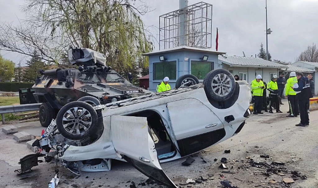 Aracıyla Polis Noktasına Dalarak Takla Attı: 5’i Polis 6 Yaralı
