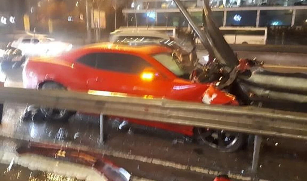 Ataşehir'de Motosiklete Çarpan Otomobil Bariyere Girdi: 1 Yaralı
