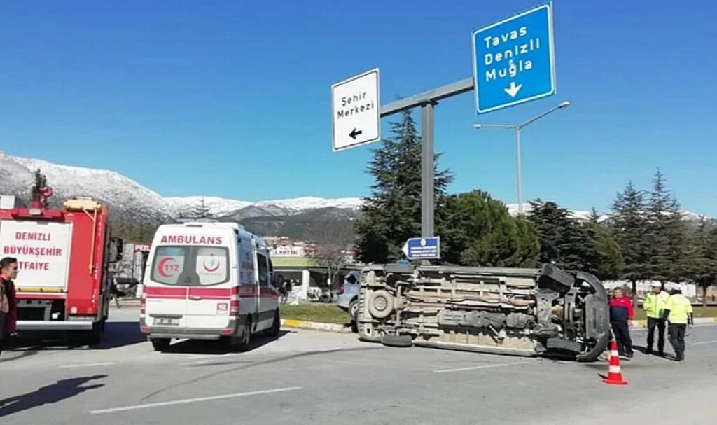 Aynı Yöne Giden Minibüs Otomobille Çarpıştı: 2 Yaralı