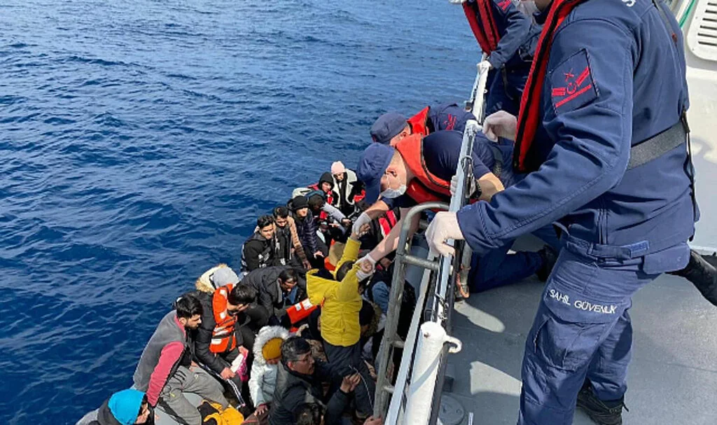 Ayvacık Açıklarında 35 Kaçak Göçmen Yakalandı