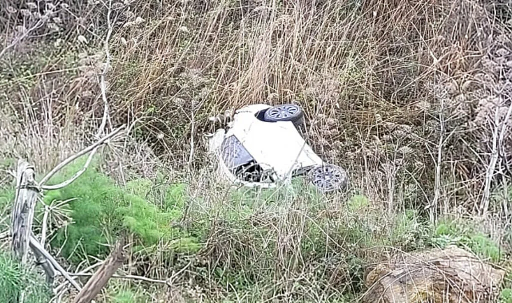 Bandırma'da Trafik Kazası: Araç Tarlaya Uçtu, 2 Kişi Yaralandı