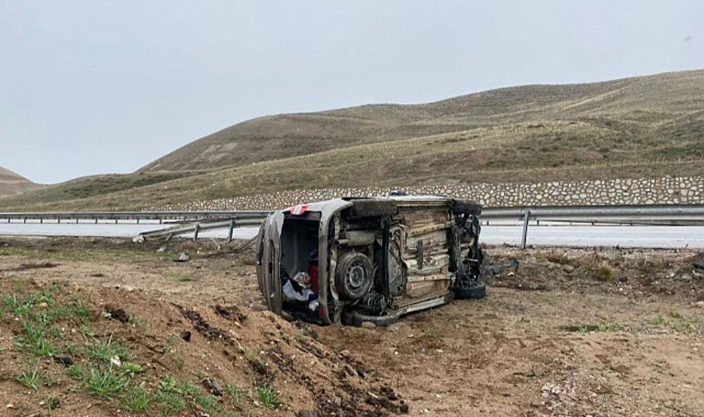 Bariyere Çarpan Araç Takla Attı, Aileden 3 Kişi Yaralandı