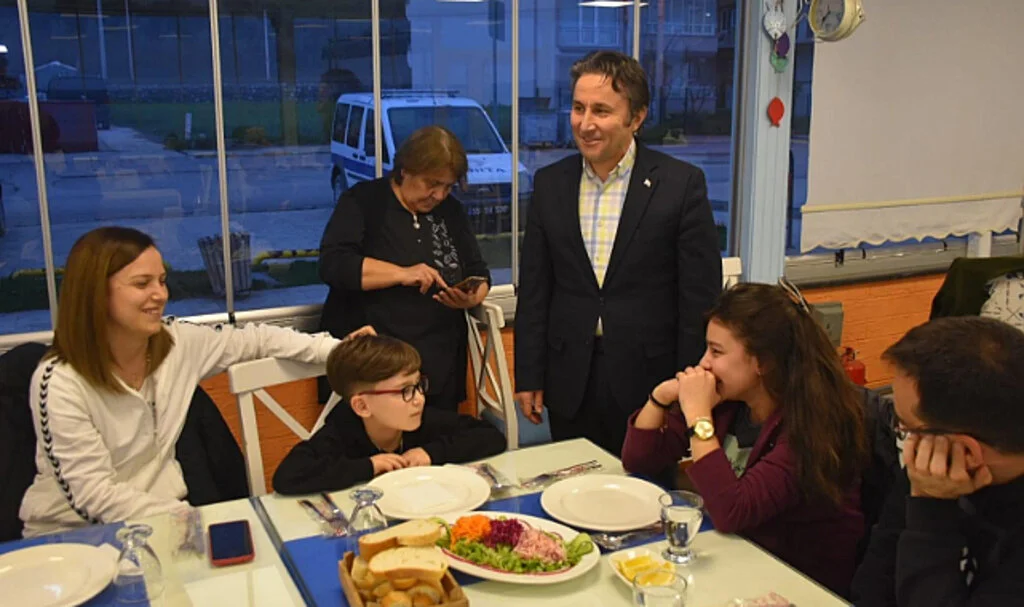 Başkan Kıyma depremzede  ailelerle iftarda buluştu