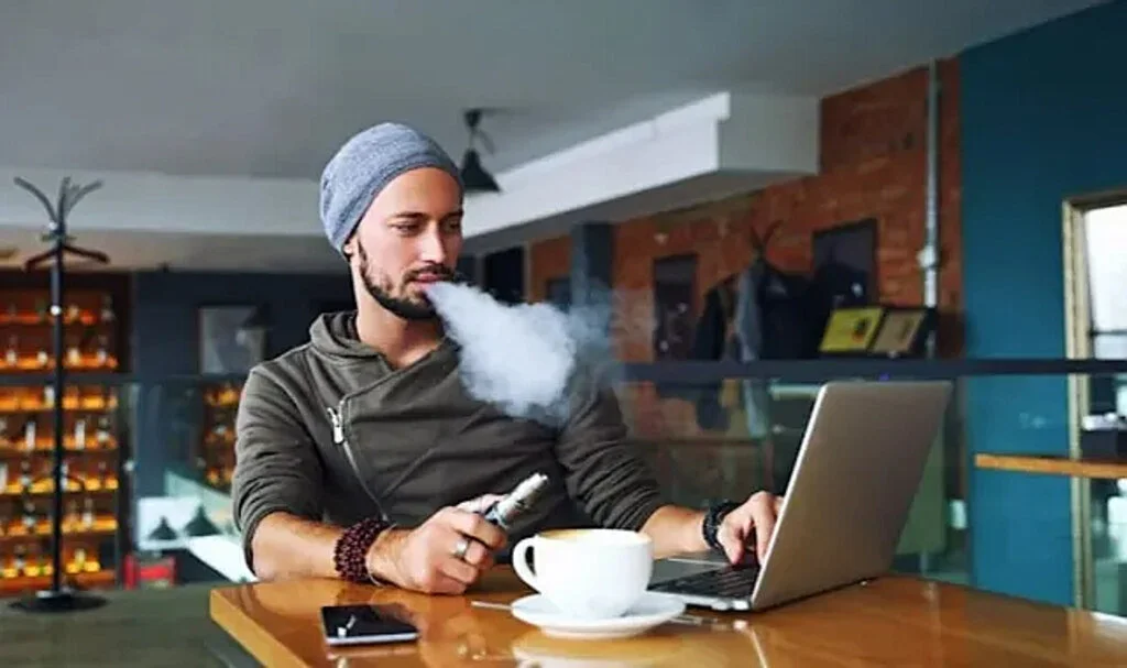 Bilimsel Araştırma: E-sigara, 240 Kimyasal Maddenin Solunmasını Sağlıyor