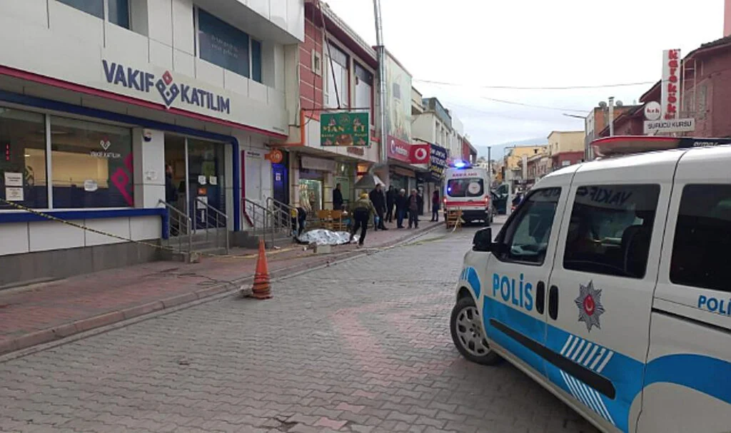 Binadan Kafasına Beton Parçası Düşen Eski Savcı Hayatını Kaybetti