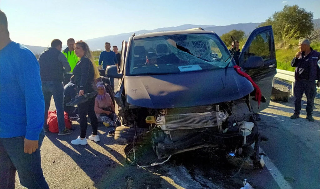  Buharkent'te Trafik Kazası: 6 Yaralı