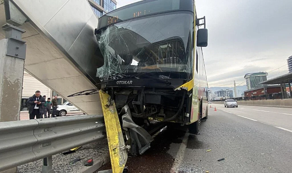 Bursa'da Belediye Otobüsü Bariyerlere Ok Gibi Saplandı: 1'i Ağır 5 Yaralı