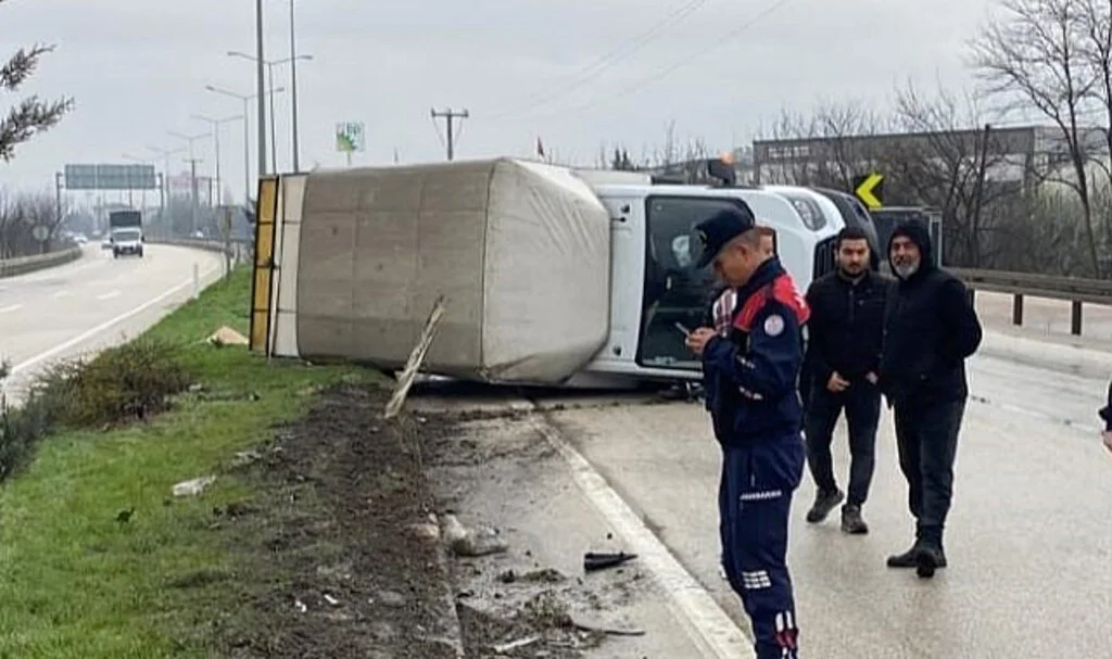 Bursa’da Kontrolden Çıkan Kamyonet Yan Yattı: 1 Yaralı