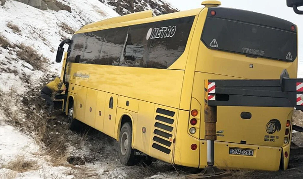 Buzlanma Nedeniyle Kaza Yapan Otobüs, Dağlık Alana Çarparak Durabildi