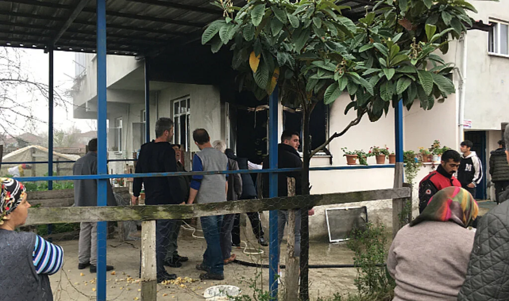 Çakmakla Oyun  Evi Kül Etti 