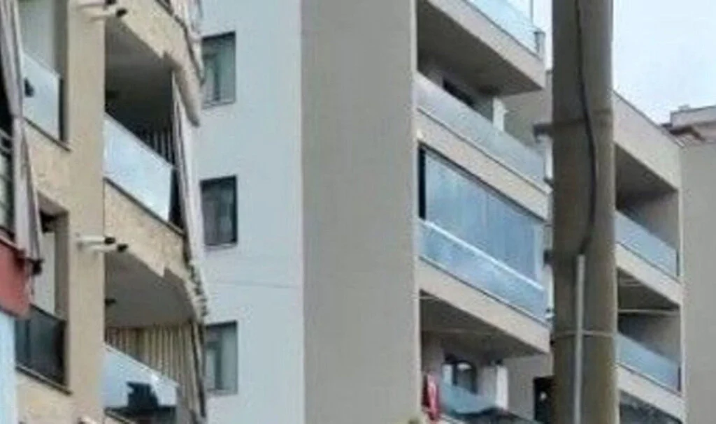 Cam Silerken Balkondan Düşen Kadın Öldü