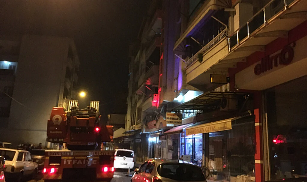 Çarşamba'da Binanın Çatısında Çıkan Yangın Hasara Neden Oldu