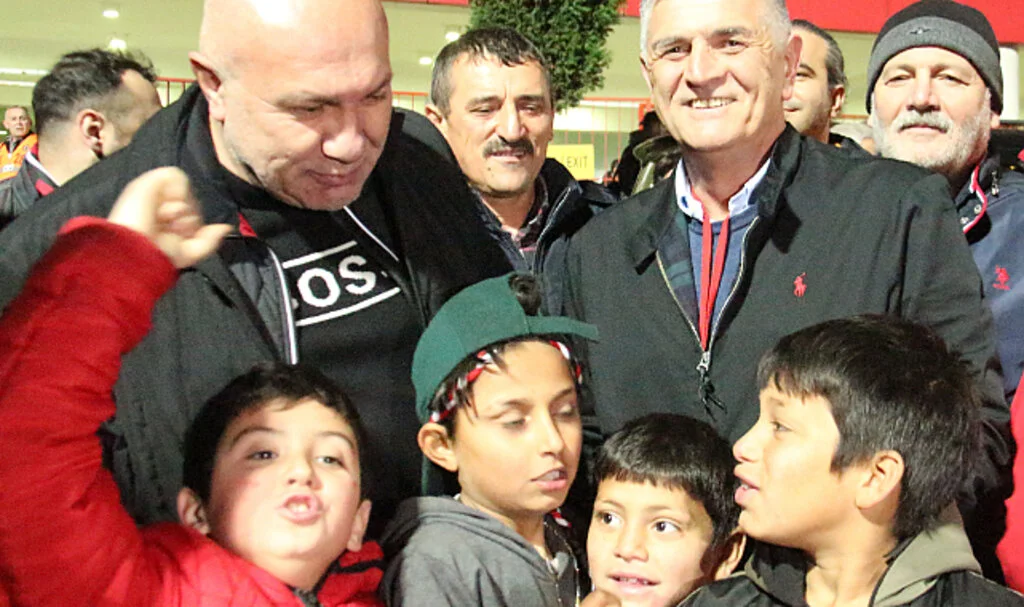 Çocuklardan Yüksel Yıldırım'a büyük ilgi
