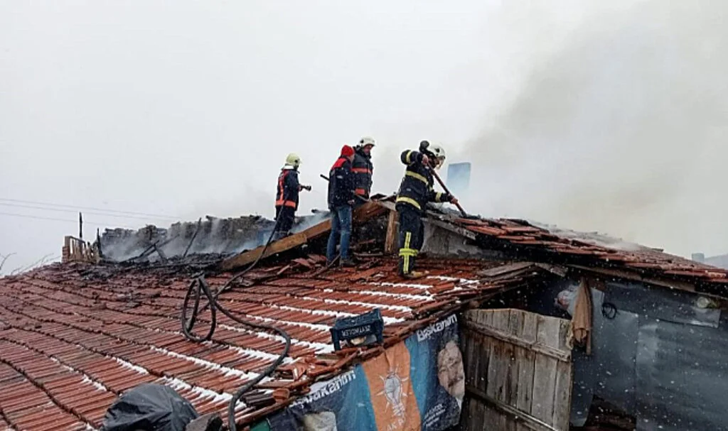 Çorum’da Alevlere Teslim Olan Ev ve Ahır Kullanılmaz Hale Geldi
