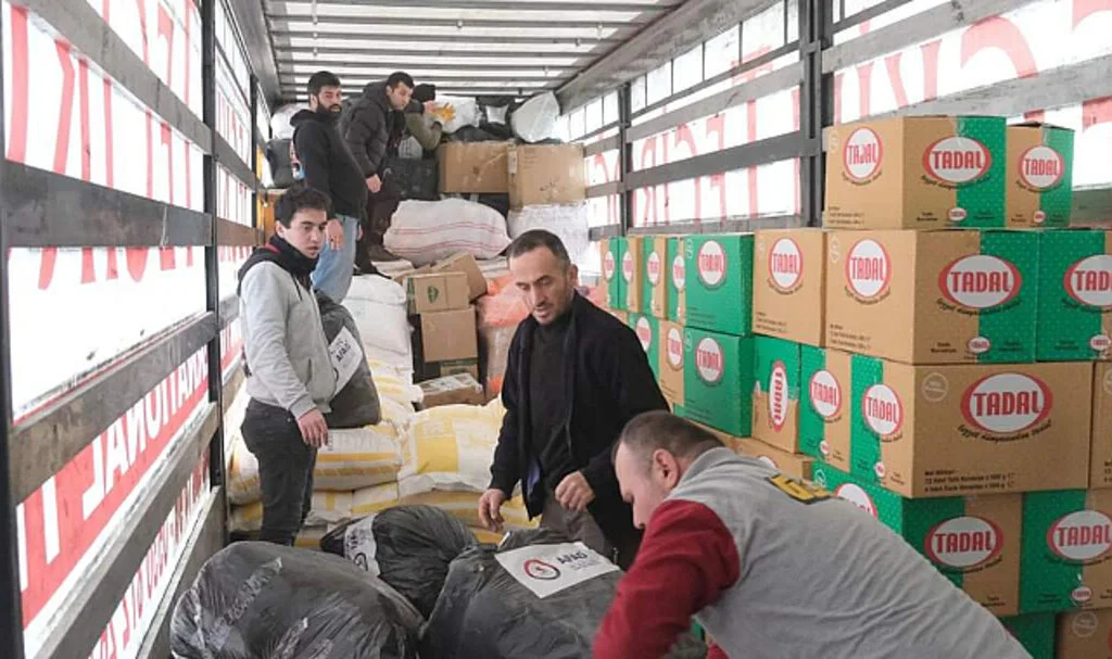Deprem Bölgesine 6 Tır Yardım
